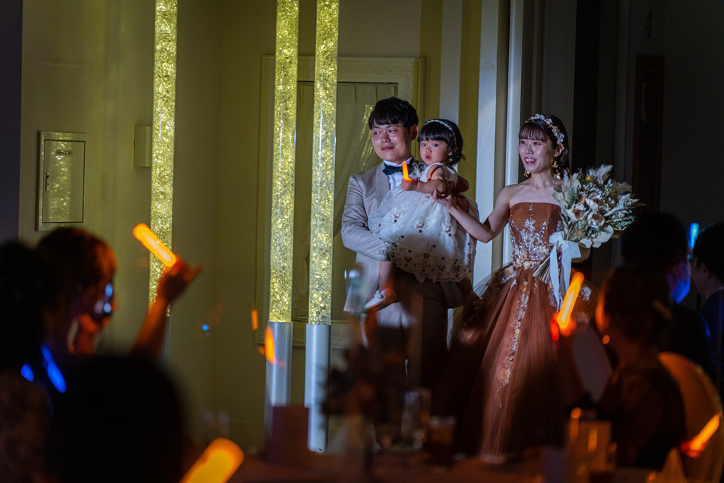 新郎からのサプライズに感激！
家族の絆や友情に包まれたファミリー婚