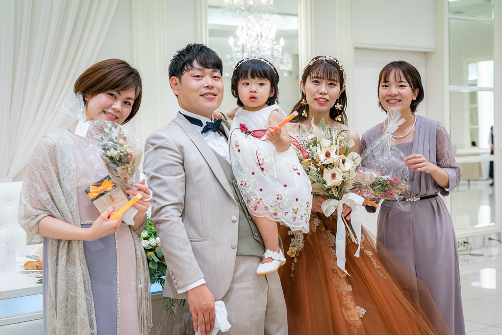 新郎からのサプライズに感激！
家族の絆や友情に包まれたファミリー婚