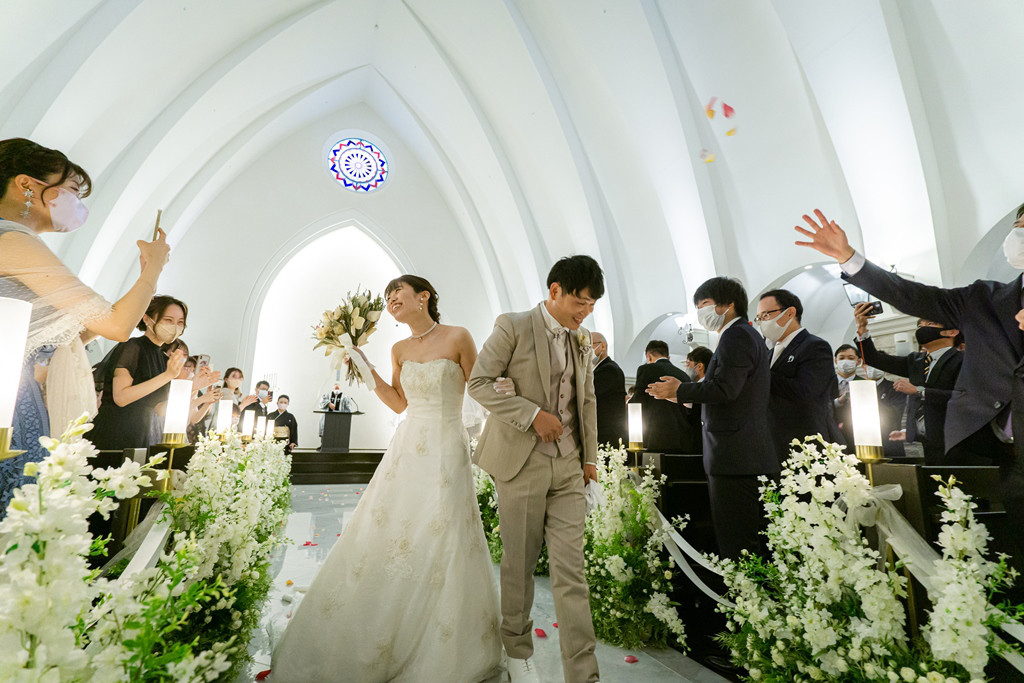 新郎からのサプライズに感激！
家族の絆や友情に包まれたファミリー婚