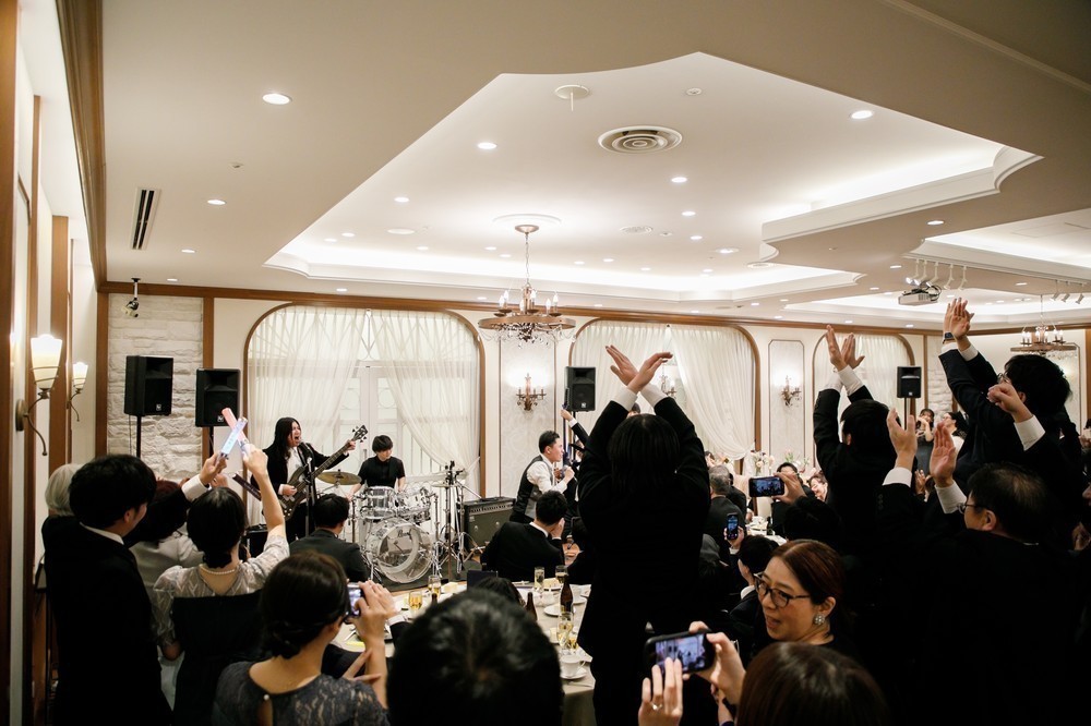 笑顔も感動も、みんなと一緒に！おふたりらしい「LIVE」ウェディング